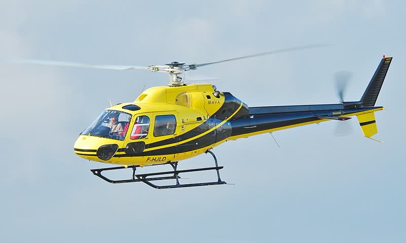 Esquilo biturbina AS355 em voo